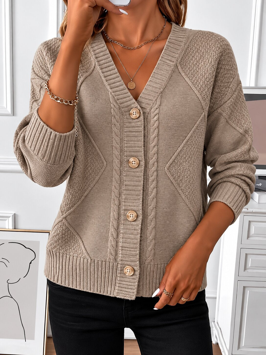 Hilde™ – V-hals kabelstickad knapcardigan